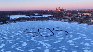 꽁꽁 언 호수 위  'SOS'&hellip;"제발 그만" 거리 뒤덮은 절규