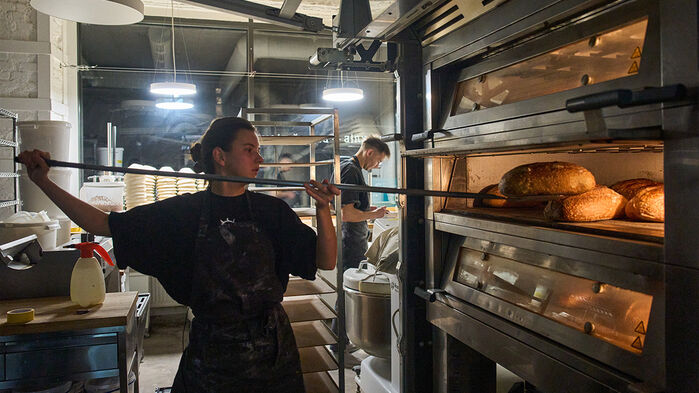 우크라이나 키이우에서 대규모 정전이 발생하자 제과점 주인이 발전기를 가동하며 이른 아침 빵을 굽고 있다.