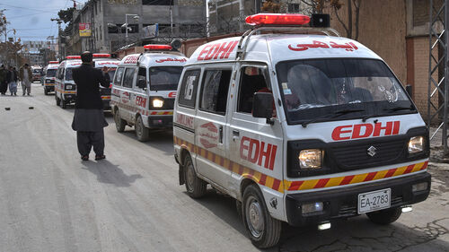 31일(현지시간) 파키스탄 무장세력 공격으로 사망한 경찰관들의 시신을 실은 구급차