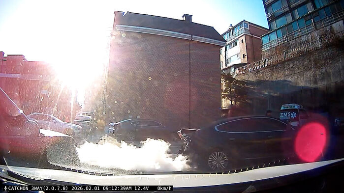 빌라 주차장서 돌진해 '쾅쾅쾅'…8대 날벼락