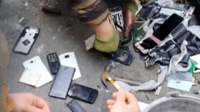 휴대폰 부수고 "심봤다"…쓰레기 뒤지는 사람들?