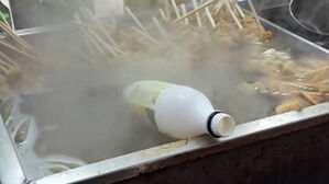 어묵탕에 막걸리병 '둥둥'&hellip;"잠깐인데 뭘" 노점 충격