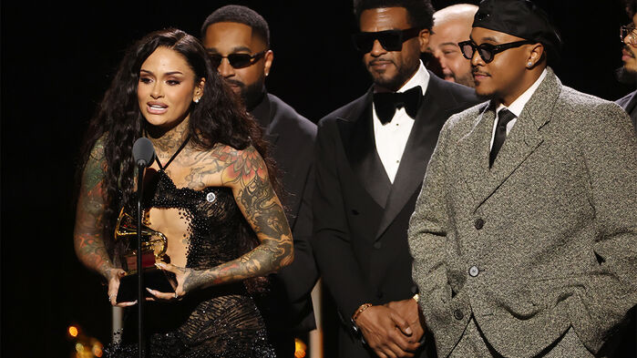 1일 그래미 시상식에서 드레스에 'ICE 아웃' 배지 단 켈라니