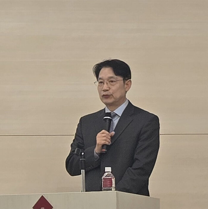 김병연 서울대 경제학부 교수가 2026년 1월 31일 와세다 대학교에서 열린 심포지엄에서 강연하고 있다.