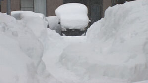 183㎝ 눈폭탄 퍼부었다&hellip;지붕 위 눈 치우던 50대 결국