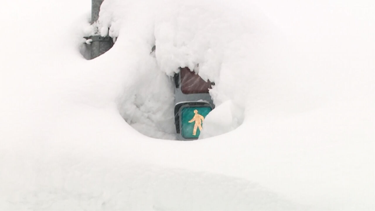 290센티미터 적설에 신호등까지 파묻힌 니가타현