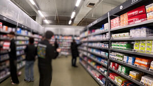 "Warehouse-Style Pharmacies" Resembling Hypermarkets Spread, but Government Remains in the Dark