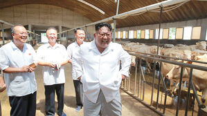 가죽자켓 입고 젖소&middot;염소 살핀 김정은&hellip;'빠다'&middot;라끌레르 치즈에 '만족'