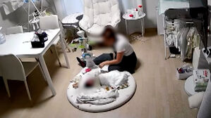 홈캠 찍힌 산후도우미에 '울컥'&hellip;조용히 아이 안더니 