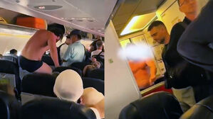 속옷만 입고 승무원에게&hellip;"문 열라고!" 뛰어내린 남성 결국 