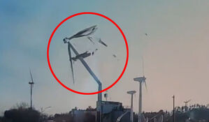 "3초만 늦었어도 사망" 아찔&hellip;90도 꺾여 하늘서 '뚝'