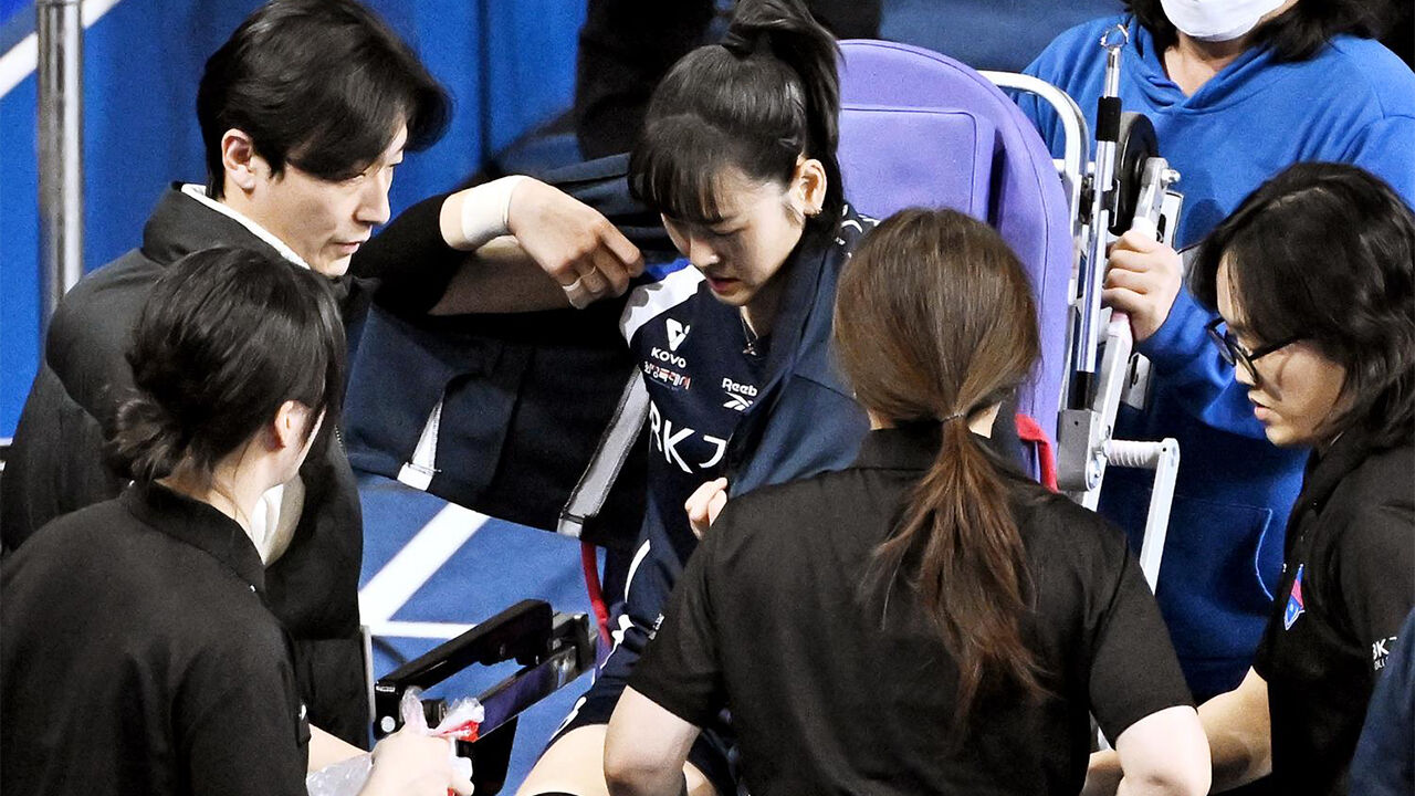 들것에 실려 나가는 기업은행의 임명옥(중앙)