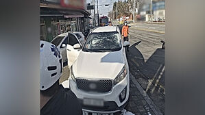 화물차 적재물이 중앙분리대 충격&hellip;반대편 차량 동승자 '날벼락'