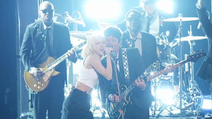 그래미 오프닝 공연하는 로제(왼쪽)와 브루노 마스