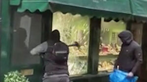 창문 부수고 싹쓸이&hellip;금값 오르자 보석상 '주의보'