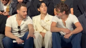 쩍벌남에 낀 정해인&hellip;"행사서 투명인간?" 댓글 폭주