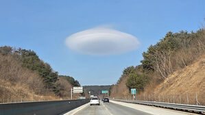설악산 인근 운전하다 '깜짝'&hellip;강원 하늘에 웬 UFO?