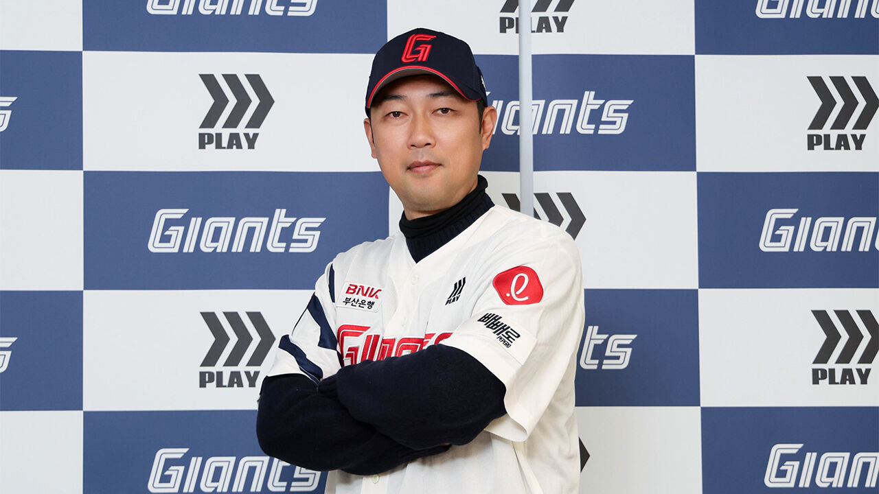 포즈 취하는 가네무라 사토루 투수 총괄 코디네이터.