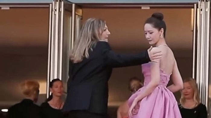 제77회 칸 국제영화제 레드카펫에서 윤아를 막아서는 경호원 (사진=유튜브 영상 캡처, 연합뉴스)