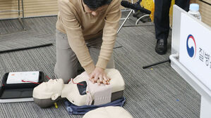 여성 속옷 벗기지 말라?&hellip;'심폐소생술 개정' 두고 시끌 