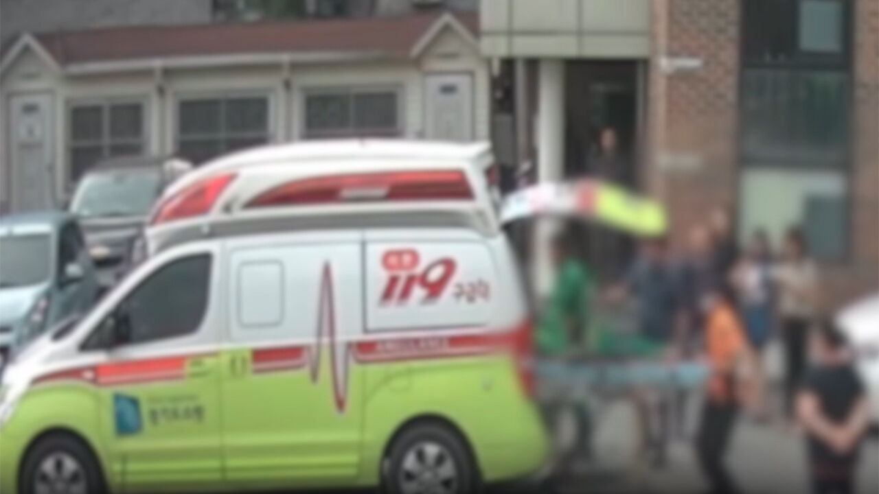 2018년 9월 경기 수원의 한 행정복지센터에서 대형 신발장이 덮쳐 119에 실려간 미화원