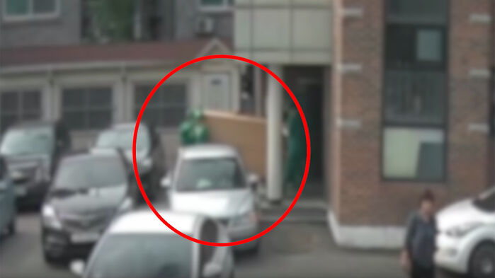 2018년 9월 경기 수원의 한 행정복지센터에서 미화원 덮친 대형 신발장을 정리하는 동료 미화원들