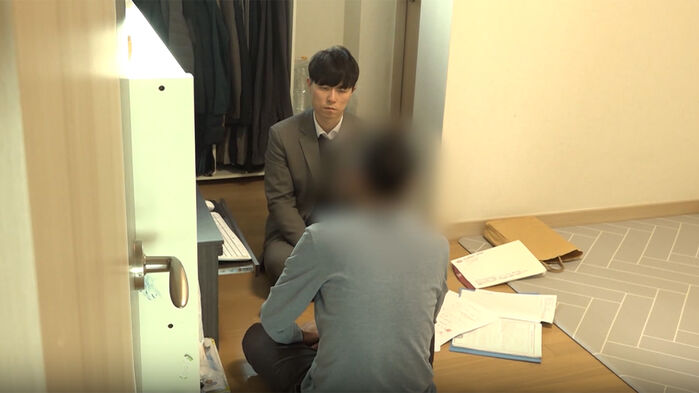 2018년 9월 경기 수원의 한 행정복지센터에서 대형 신발장이 덮쳐 숨진 미화원 유족