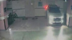 후진기어 상태로 내린 20대, 주차장 벽과 차량 사이 끼여 숨져