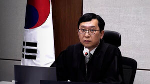 "유례없어" 재판정 들이닥친 판사&hellip;직접 감치 지휘