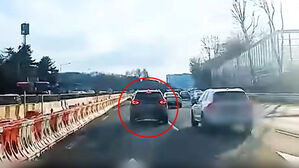 대낮부터 비틀&hellip;"술 마셨나" 바짝 쫓던 차량 정체