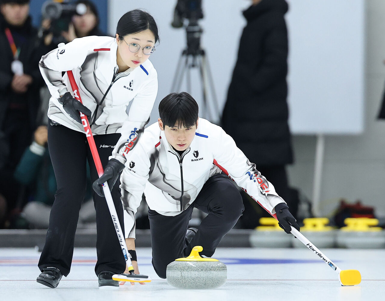 2026 밀라노·코르티나 동계올림픽 컬링 믹스더블에 출전하는 김선영, 정영석이 7일 충북 진천선수촌에서 훈련하고 있다. (사진=연합뉴스)