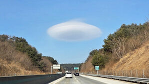 "저게 뭐야" 하늘서 포착&hellip;'신비의 구름' 정체