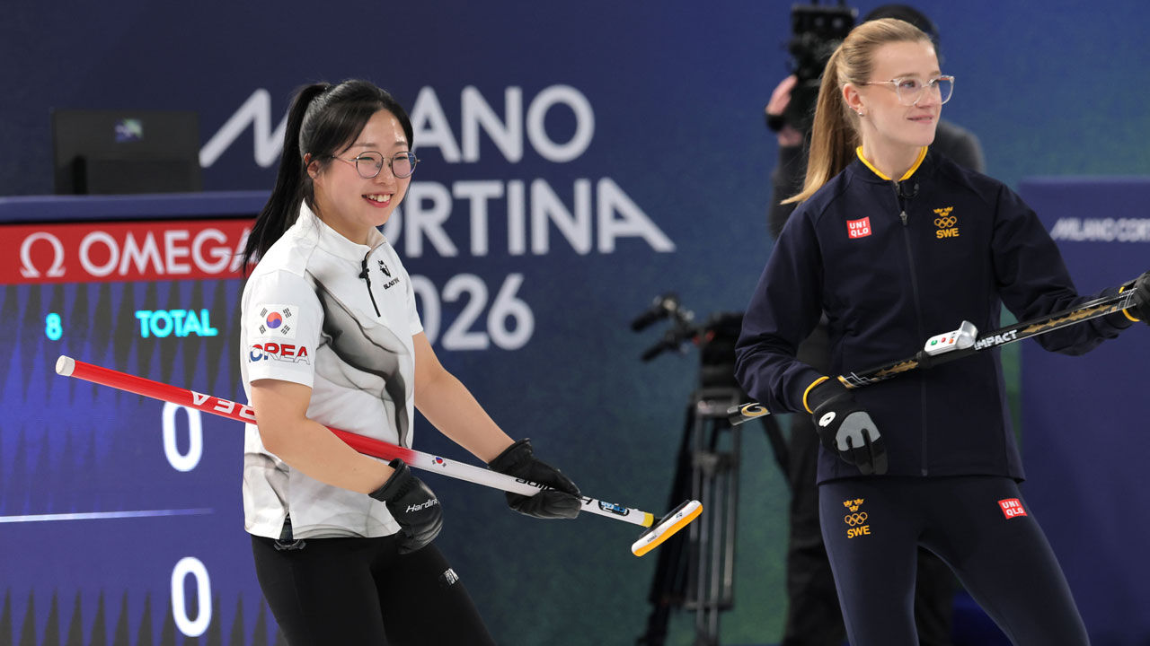 컬링 믹스더블 국가대표 김선영이 4일(현지시간) 경기장 조명이 전력 복구 중 깜빡이자 상대 스웨덴 선수인 이사벨라 브라노와 함께 브룸을 들고 기타를 치는 동작을 하고 있다. (사진=연합뉴스)