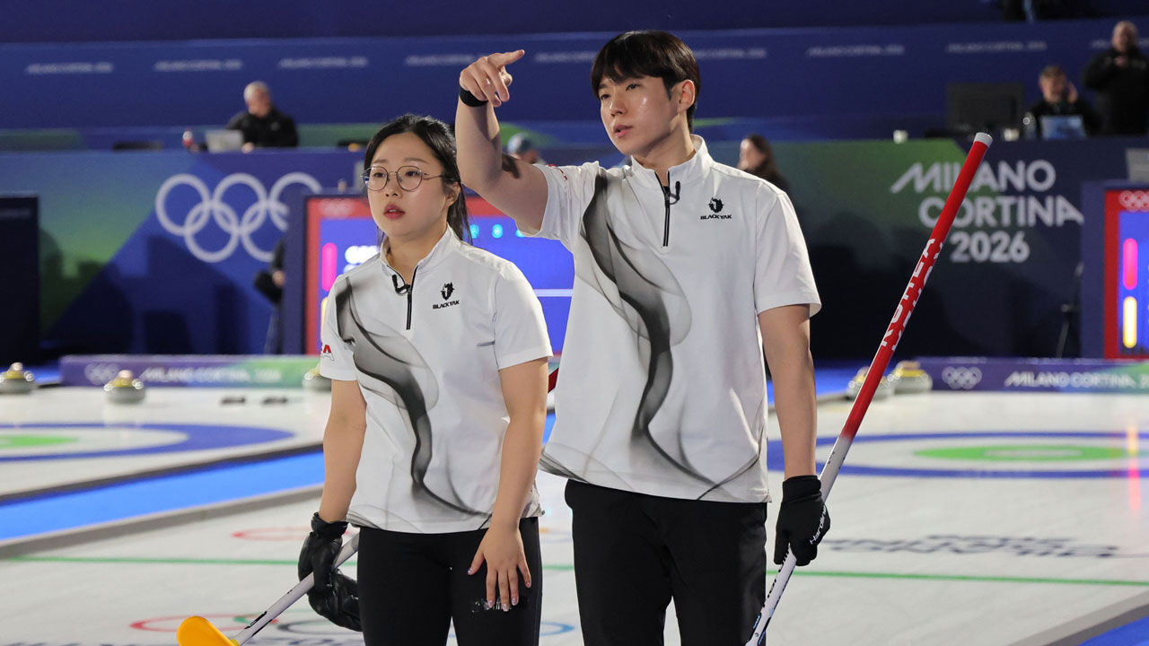 컬링 믹스더블 국가대표 김선영과 정영석이 4일(현지시간) 일부 조명 정전으로 경기가 중단되자 작전을 상의하고 있다. (사진=연합뉴스)