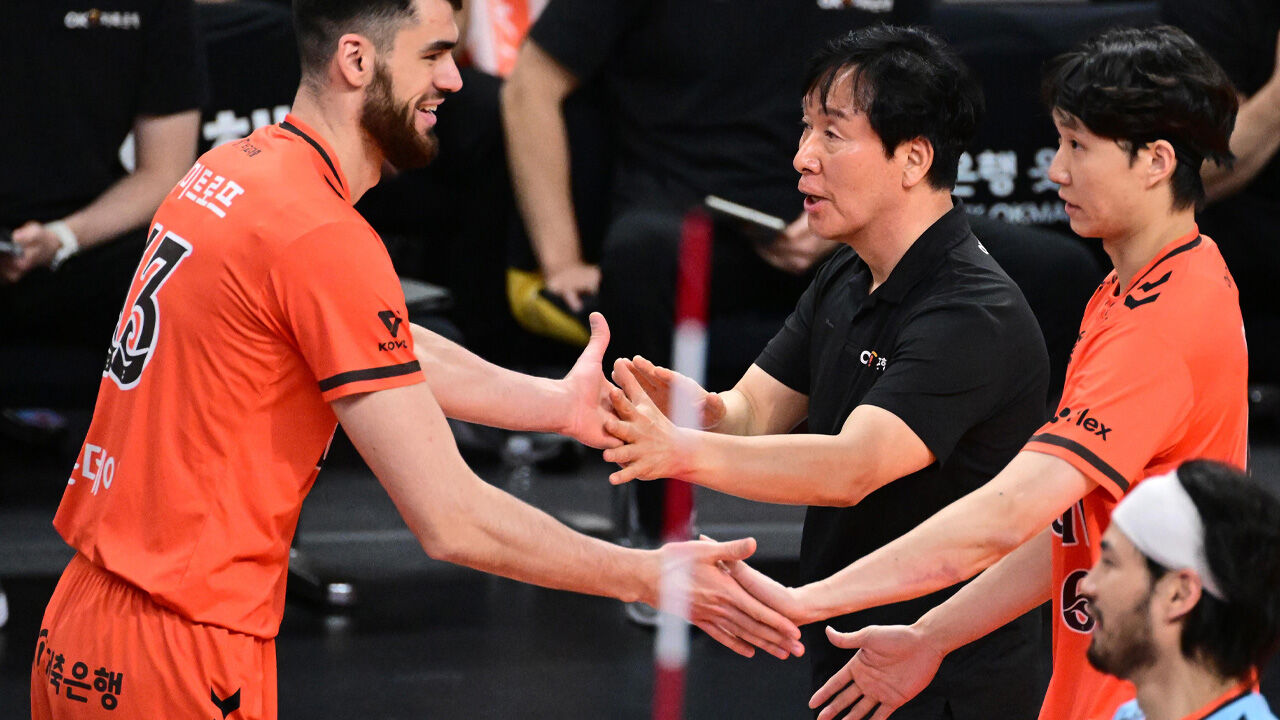 신영철 OK저축은행 감독(중앙)과 하이파이브 하는 디미트로프(왼쪽) 