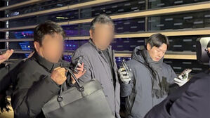 '성폭력&middot;학대 의혹' 색동원 시설장 구속심사 출석