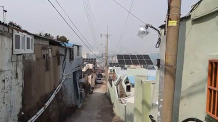 부산 영도의 한 골목에 방치된 건물들