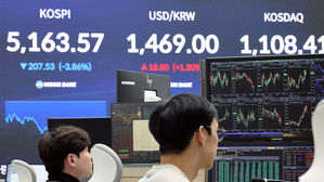 코스피 3.8% 하락&hellip;개인 6.7조 원 역대 최대 '순매수'