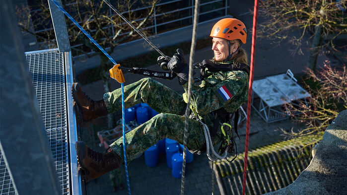 줄타기 훈련받는 네덜란드 왕비 (사진=네덜란드 국방부 엑스 캡처, 연합뉴스)