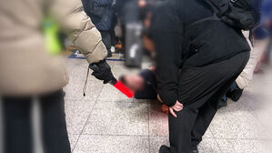 [단독] 지하철역 승객들 사이 흉기 들고 '확'&hellip;몸 던진 청년들 