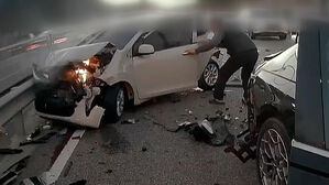 4번 '쾅쾅' 하더니 활활&hellip;차량 속 노부부 향해 뛴 의인들 