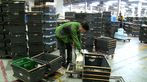 마트 새벽배송, '쿠팡 부작용' 해소? 상권 침해&middot;심야노동 우려도