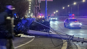 부산서 승용차가 전봇대 충돌&hellip;2명 중상