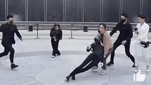 수백명 보는데 '픽'&hellip;"무리했네" 사지 들린 채 퇴장