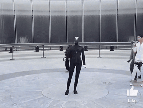 넘어지는 샤오펑의 로봇 아이언 (사진=연합뉴스)