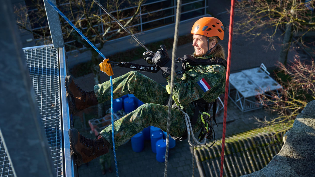 줄타기 훈련받는 네덜란드 왕비 (사진=네덜란드 국방부 엑스 캡처, 연합뉴스)