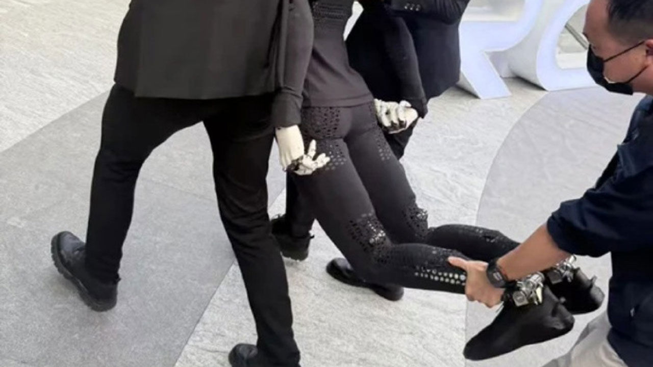 끌려나가는 샤오펑의 로봇 아이언 (사진=웨이보 캡처, 연합뉴스)