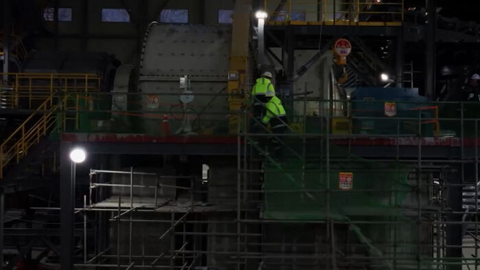 상동광산서 분주히 움직이는 작업자들 모습