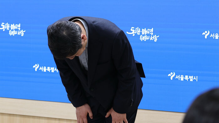 6일 서울시청 브리핑룸에서 열린 따릉이앱 개인정보 유출 관련 브리핑에 앞서 한정훈 서울시 교통운영관이 사과 인사를 하고 있다.