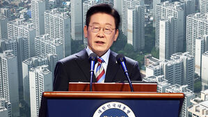 이 대통령 "한 평에 3억, 말이 되나&hellip;사람 못 살 지경"